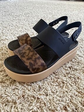 CROCS Women's Brooklyn Low Wedge Sandals